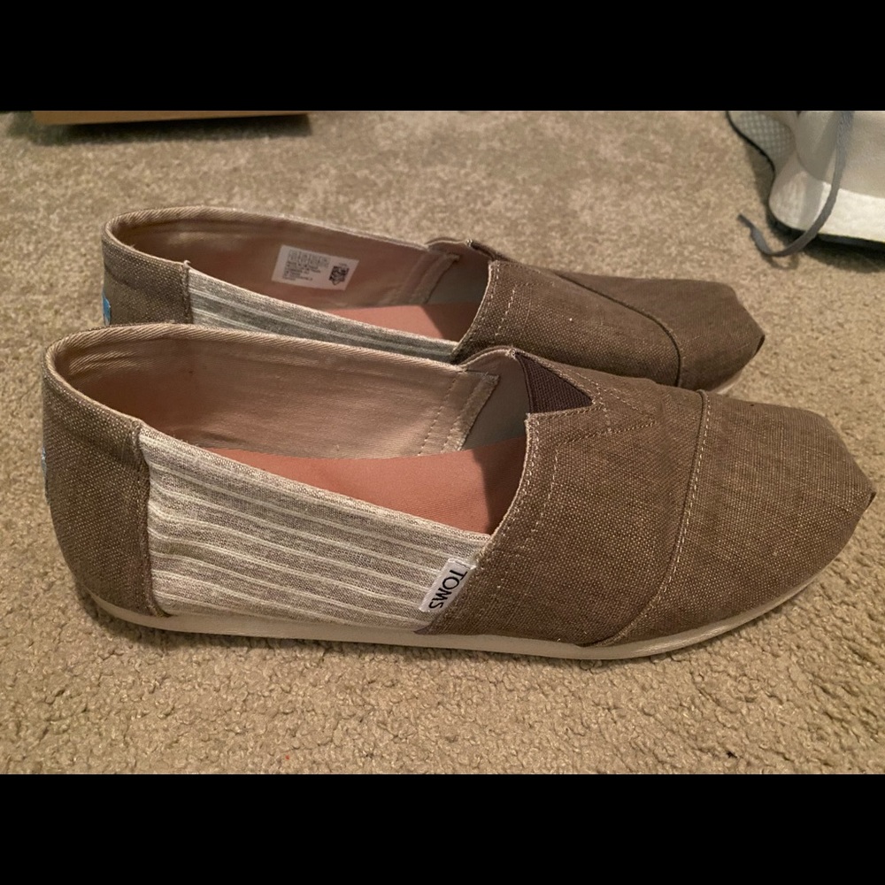 *Awesome condition* Tom’s Slip on Sz 9.5